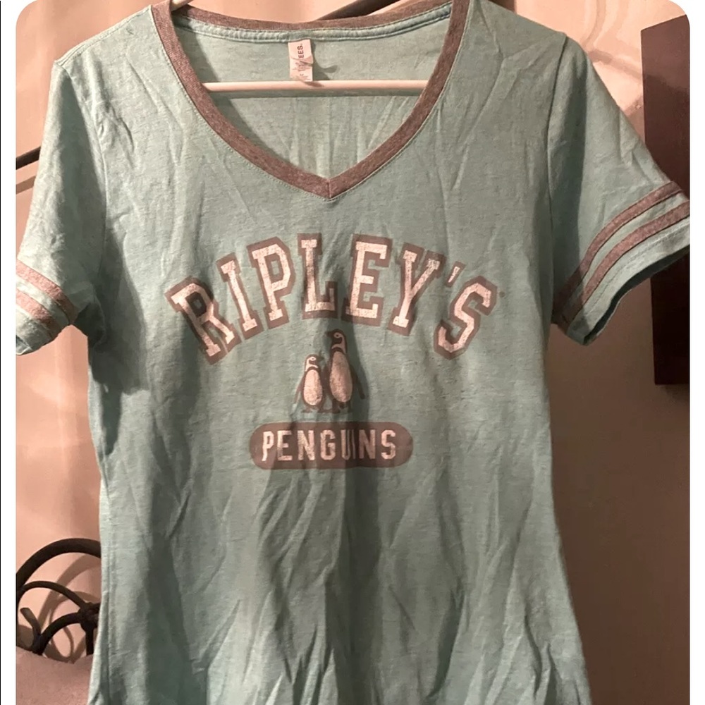 Medium Women’s/Jr’s Ripley’s Penguin T-shirt